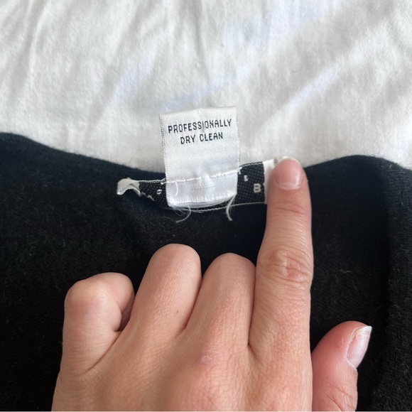 Wendy B. Pullover Cashmere V-Neck Sweater. Women’s XS. Black. - Picture 7 of 8